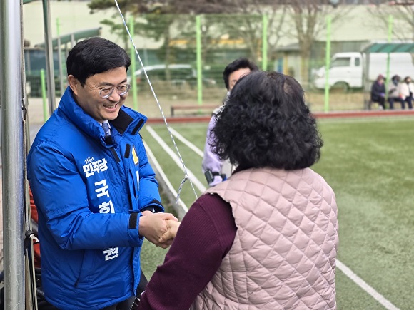 이정문 후보가 시민과 인사를 나누고있다 [사진=이정문 후보 선거캠프]