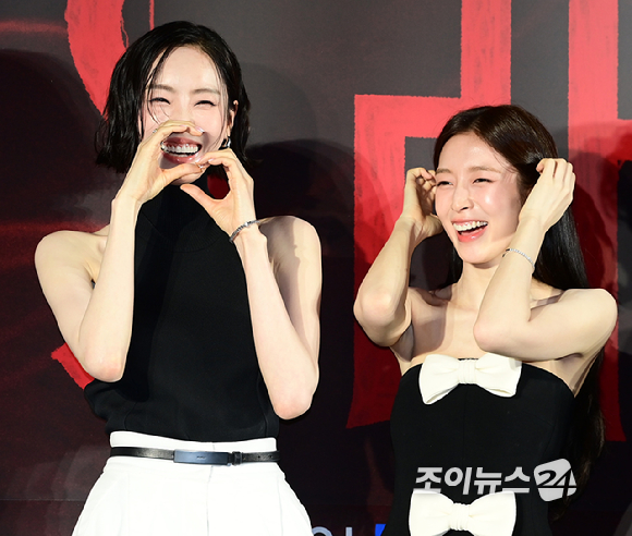 배우 이다희와 아린(오마이걸)이 7일 오후 서울 CGV 용산아이파크몰에서 열린 웨이브 오리지널 드라마 'S라인' 제작발표회에 참석하고 있다. [사진=정소희 기자]