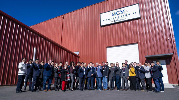 구자균 LS일렉트릭 회장과 MCM엔지니어링II 임직원들이 공장 앞에서 기념촬영을 하고 있다.[사진=LS일렉트릭]