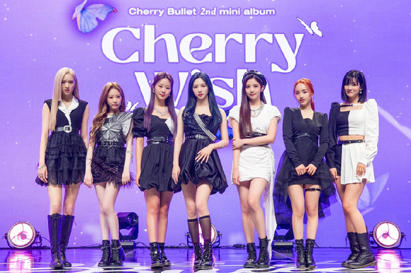 그룹 체리블렛(Cherry Bullet)이 2일 온라인으로 진행된 두 번째 미니앨범 'Cherry Wish' 발매 기념 쇼케이스에 참석해 포즈를 취하고 있다. [사진=FNC엔터테인먼트]