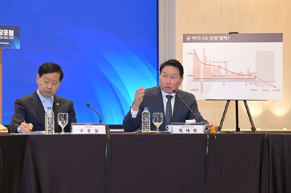 정철 한경협 연구총괄대표를 비롯한 주요 내빈들이 20일 여의도 CCMM빌딩에서 열린 '제2차 기업성장포럼'에 참석해 기념촬영을 하고 있다. 한국경제인협회가 대한상공회의소, 한국중견기업연합회와 공동으로 개최한 이번 포럼에서는 경제계, 정부, 국회, 학계 인사가 함께 모여 ‘성장지향형 기업생태계 구축을 위한 혁신 전략’을 논의했다. 첫번째 줄 왼쪽 3번째부터 김도읍 국민의힘 정책위의장, 한정애 더불어민주당 정책위의장, 구윤철 경제부총리 겸 기획재정부 장관, 최태원 대한상의 회장, 최진식 중견련 회장, 정철 한경협 연구총괄대표. [사진=한국경제인협회]