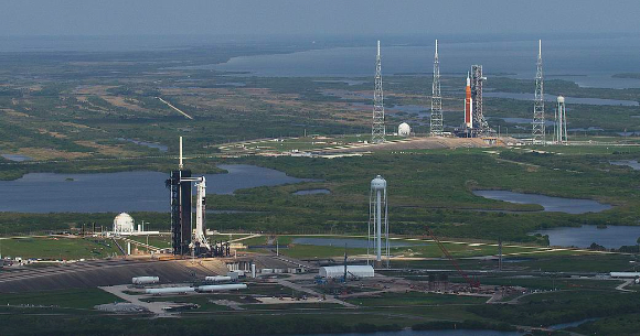 아르테미스I(오른쪽)과 엑시엄 미션-1이 나란히 케네디우주센터 발사대에 기립해 있다. 공공과 민간 우주시대가 동시에 펼쳐지고 있음을 대변한다.  [사진=NASA]