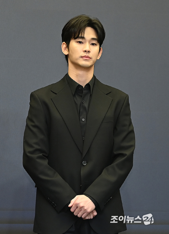 방송인 이상용이 9일 별세했다. 사진은 '2024 MBC연예대상' 무대에 올라 경례를 하고 있는 모습. [사진=MBC]