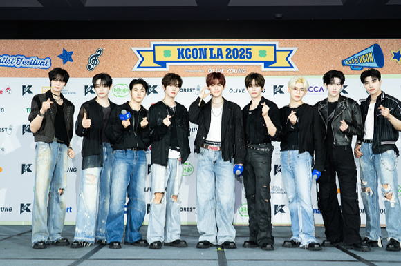 그룹 제로베이스원이 지난 1일(현지시간)부터 3일까지 미국 로스앤젤레스 크립토닷컴 아레나에서 열린 K-팝 팬&아티스트 페스티벌 '케이콘 엘에이 2025(KCON LA 2025)' 레드카펫 행사에 참석해 포즈를 취하고 있다. [사진=CJ ENM]