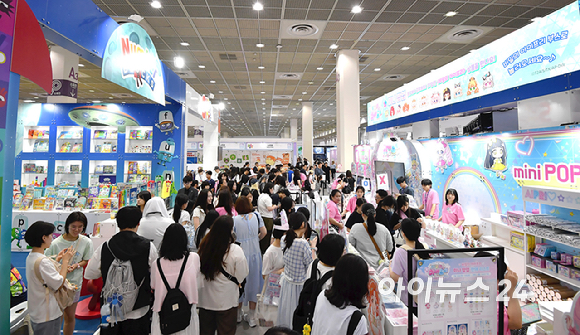 16일 오전 서울 강남구 코엑스에서 열린 '캐릭터 라이선싱 페어&middot;보드게임콘 2026'에서 관람객들이 부스를 둘러보고 있다. [사진=곽영래 기자]