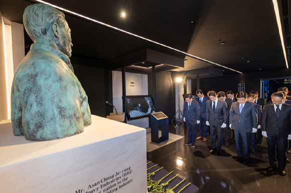 HD현대는 20일(금) 판교에 위치한 HD현대 글로벌R&D센터에서 정기선 회장 등 주요 경영진이 참석한 가운데 정주영 창업자의 25주기 추모식을 진행했다. (맨앞줄 왼쪽부터 HD현대 조석 부회장, 정기선 회장, 권오갑 명예회장, 조영철 부회장) [사진=HD현대]