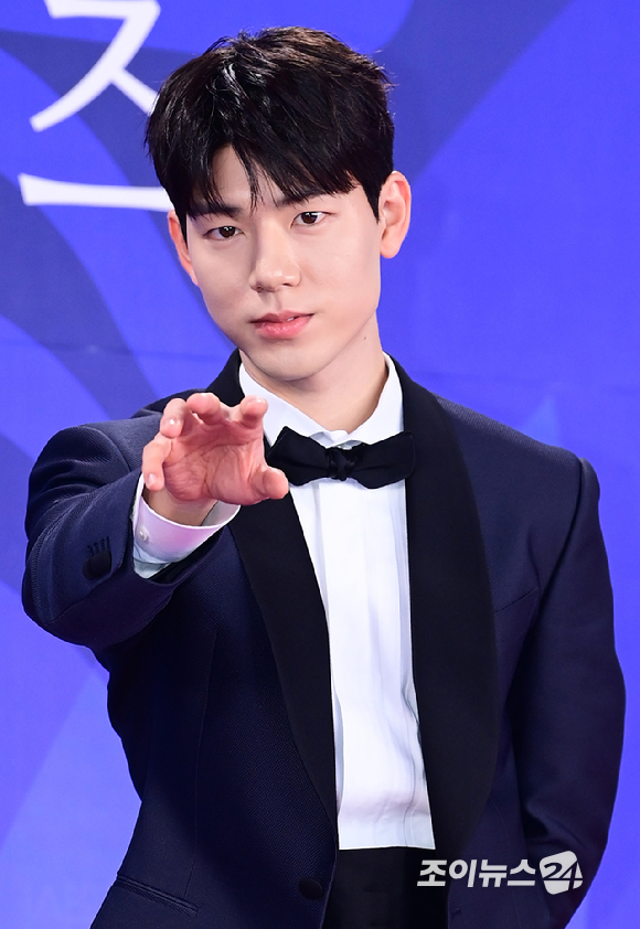 배우 배현성이 18일 오후 인천광역시 파라다이스 시티에서 열린 제4회 청룡시리즈어워즈 레드카펫 행사에 참석하고 있다. [사진=정소희 기자]