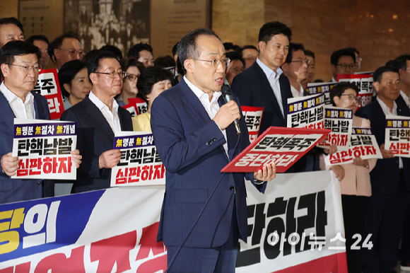 추경호 국민의힘 원내대표가 1일 오후 서울 여의도 국회 로텐더홀에서 본회의를 앞두고 더불어민주당 규탄 발언을 하고 있다. [사진=곽영래 기자]