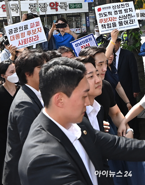 이준석 개혁신당 대선 후보가 21일 경기 성남의료원을 방문, 시민단체 회원들의 항의를 받으며 들어서고 있다. [사진=곽영래 기자]