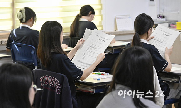 2026학년도 대학수학능력시험 6월 모의평가 시행일인 4일 서울 영등포구 여의도여자고등학교에서 학생들이 시험 준비를 하고 있다. [사진=사진공동취재단]