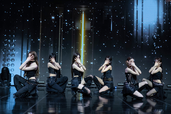 그룹 이즈나가 30일 서울 광진구 예스24 라이브홀에서 열린 두 번째 미니 앨범 'NOT JUST Pretty'(낫 저스트 프리티) 발매 기념 쇼케이스에서 포즈를 취하고 있다. [사진=웨이크원]