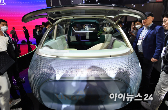 30일 경기도 고양시 킨텍스에서 열린 국내 최대 규모 모빌리티 산업 전시회 '2023 서울모빌리티쇼' 프레스데이에서 BMW MINI 비전 어바너트가 아시아 최초로 공개되고 있다. [사진=김성진 기자]