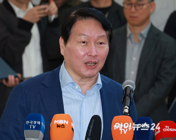 젠슨 황 엔비디아 최고경영자(CEO)가 8일 서울 종로구 SK서린빌딩에 방문해 최태원 SK그룹 회장(왼쪽)과 면담을 마치고 취재진과 질의 응답을 갖고 있다. [사진=정소희 기자]
