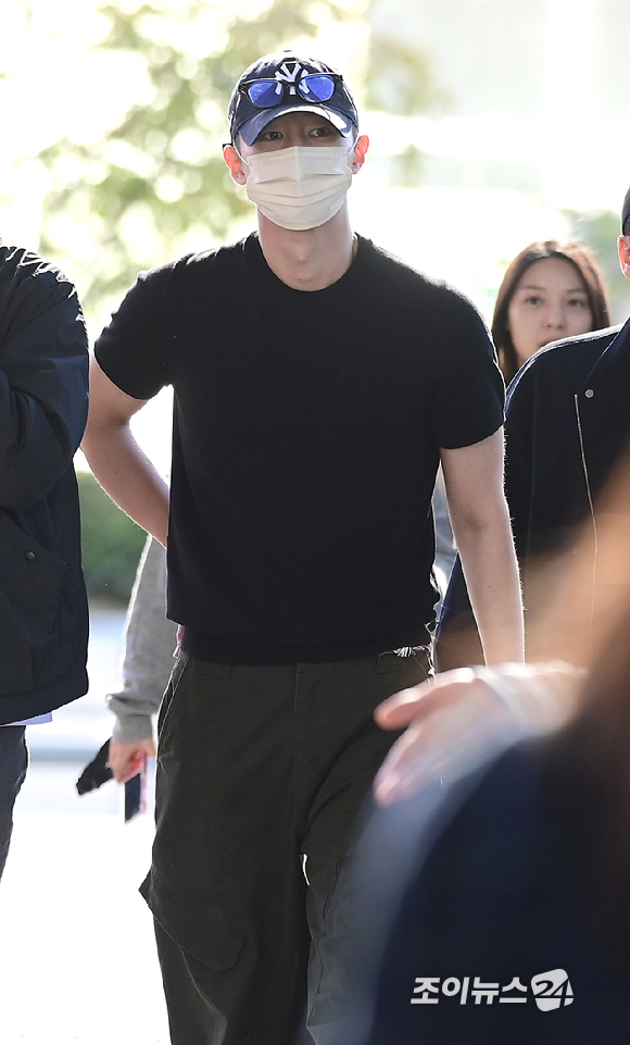 [포토] 다 가려도 연예인 포스! 군복무 중 얼굴 드러낸 이재욱