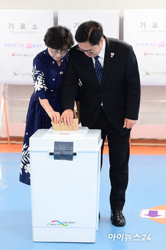 제9회 전국동시지방선거 사전투표 첫날인 29일 오전 서울 용산구 한남동 주민센터에 마련된 사전투표소에서 우원식 국회의장이 부인 신혜경 씨가 투표를 하고 있다. [사진=정소희 기자]