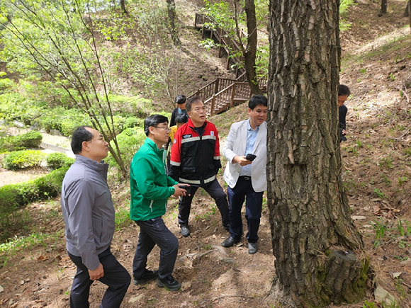 산림청은 18일 국립하늘숲추모원을 방문해 현장 간담회도 진행했다. [사진=산림청]