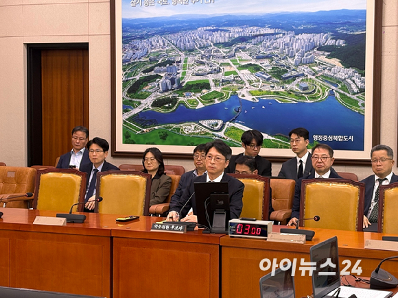홍지선 국토교통부 장관 후보자(왼쪽에서 다섯번 째)가 16일 국회 국토교통위원회에서 열린 국토부 장관 인사청문회에서 질의를 듣고 있다. [사진=이한얼 기자]