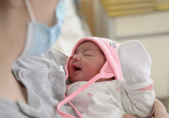 일본 정부가 심각한 저출산 문제에 대응하기 위해 분만 비용에 건강보험을 적용하는 방안을 추진 중이다. 사진은 본 기사 내용과 무관. [사진=EPA/연합뉴스]