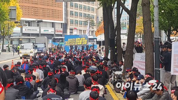 서울교통공사 노동조합이 지난 1일 서울시청 앞에서 집회를 갖고 있다.  [사진=정종오 기자]