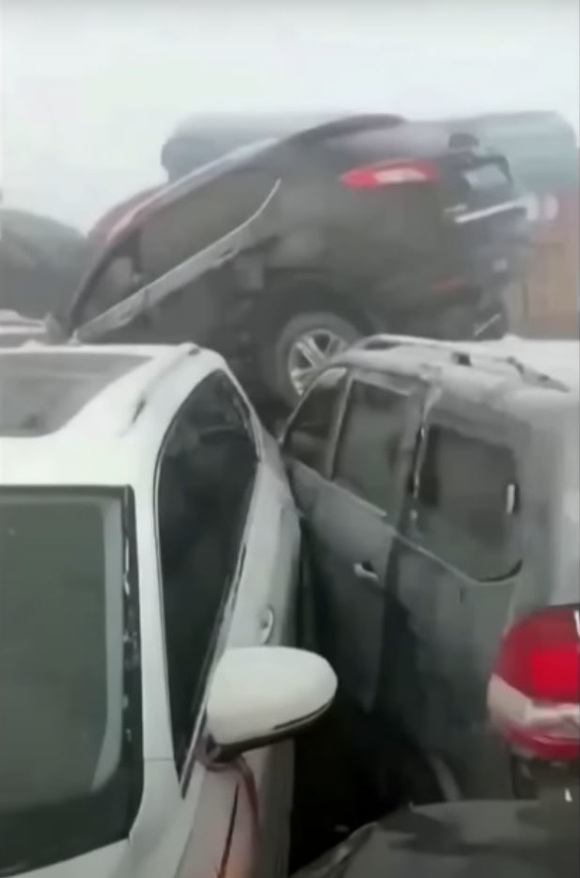 중국 중부 허난(河南)성 정저우(鄭州)시의 고속도로에서 28일 차량 200여대가 짙은 안개로 연쇄 추돌 사고를 일으켜 1명이 숨졌다. 연쇄 추돌 후 뒤엉켜 있는 사고 차량들의 모습. [사진= 유튜브]