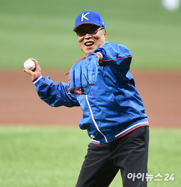 백인천 전 LG트윈스 감독이 지난 2019년 'WBSC 프리미어12' 예선 C조 한국:호주 경기에서 시구를 진행하고 있다. [사진=정소희 기자]