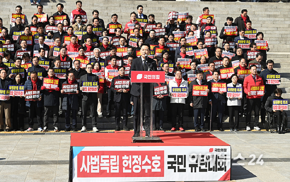 장동혁 국민의힘 대표가 3일 서울 여의도 국회 본관 앞에서 열린 사법독립 헌정수호를 위한 대국민 호소 국민대장정 규탄대회에서 발언하고 있다. [사진=곽영래 기자]