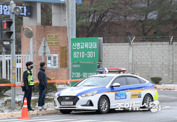 방탄소년단(BTS) 맏형 진(김석진)이 13일 오후 경기도 연천 소재 신병교육대로 입대하는 가운데 경찰 인력들이 부대 앞을 통제하고 있다. [사진=정소희 기자]