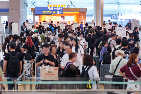 추석연휴 시작을 앞둔 13일 오전 인천국제공항 제1여객터미널 출국장이 여행객 등으로 북적이고 있다. [사진=연합뉴스]