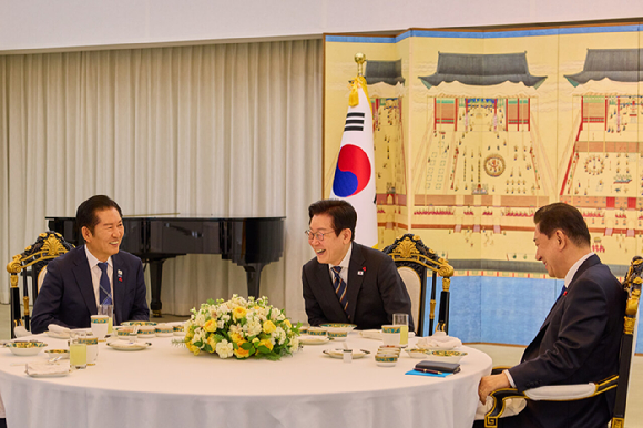 이재명 대통령이 9일 서울 한남동 관저에서 더불어민주당 정청래 대표, 김병기 원내대표와 만찬을 하고 있다. 2025.12.9 [대통령실 제공. 재판매 및 DB 금지] [사진=연합뉴스]
