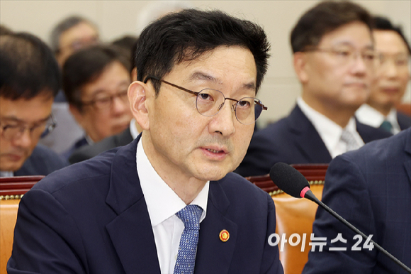 윤창렬 국무조정실장이 13일 서울 여의도 국회에서 열린 정무위원회 국정감사에서 질의에 답변하고 있다. [사진=곽영래 기자]