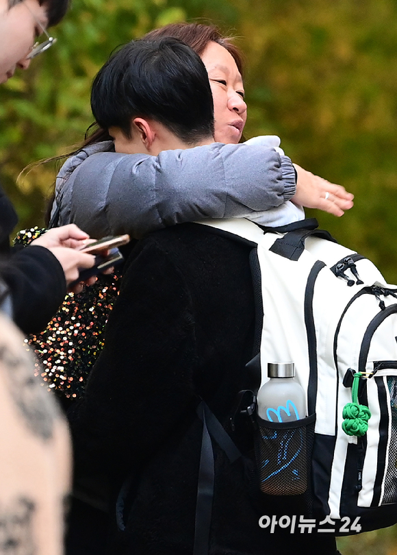 2026학년도 대학수학능력시험(수능) 일인 13일 서울 여의도여고(서울특별시교육청 13지구 제14시험장) 앞 학부모다 수험생을 격려하고 있다. [사진=정소희 기자]