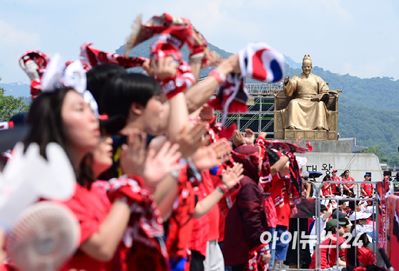 2026 북중미 월드컵 조별리그 A조 2차전 대한민국 대 멕시코의 경기가 0-1 한국의 패배로 끝났다. 19일 서울 종로구 광화문광장에 거리응원을 나선 시민들이 모습들. [사진=정소희 기자]
