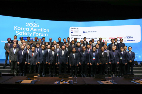 우기홍 대한항공 부회장이 '2025 대한민국 항공안전포럼'에서 환영사를 하고 있다. [사진=한국항공대학교]