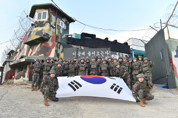 김명수 합참의장이 지난 2일 비무장지대 추친철책 점검을 마치고 GP 근무 장병들과 기념촬영을 하고 있다.[사진=합참]