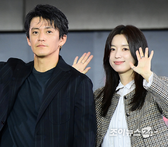 배우 오구리 슌과 한효주가 20일 오후 부산광역시 해운대구 우동 영화의 전당에서 열린 제30회 부산국제영화제(BIFF) '로맨틱 어나니머스' 야외무대인사 행사에 참석하고 있다. [사진=정소희 기자]
