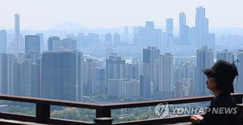 서울 한강 인근에서 바라본 서초구 아파트의 모습. [사진=연합뉴스]