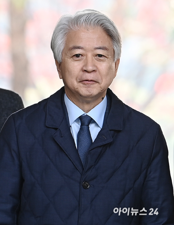 불법 정치자금 받은 혐의를 받는 노웅래 전 더불어민주당 의원이 26일 서울중앙지법에서 열린 1심 선고 공판에 출석하고 있다. [사진=곽영래 기자]