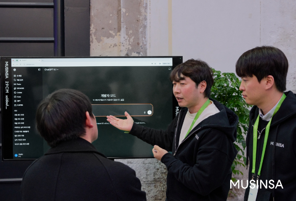 지난 11월 13일 열린 OpenAI 주최 개발자 행사 '데브데이 익스체인지'에서 운영한 무신사 데모 부스의 모습. [사진=무신사]