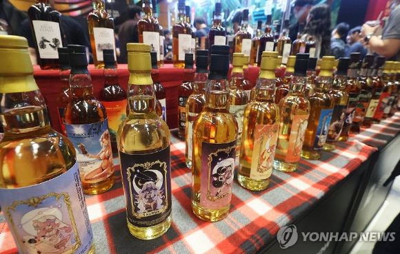 지난달 서울 강남구 코엑스에서 열린 2025 서울바앤스피릿쇼에서 관람객들이 부스를 둘러보고 있다. [사진=연합뉴스]
