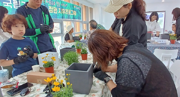 한국수목장문화진흥재단 국립 기억의숲은 지난 24일 유가족을 대상으로 하는 정원치유 프로그램을 진행했다. [사진=한국수목장문화진흥재단/산림청]