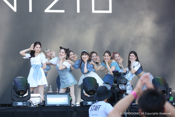 NiziU가 9월 19일 치바 조조 마린스타디움에서 열린 '슈퍼소닉'에 출연해 공연을 펼치고 있다. [사진=JYP엔터테인먼트]