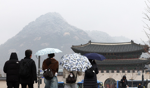 진눈깨비가 내리는 6일 서울 광화문광장에서 시민들이 걷고 있다. 2026.3.6 [사진=연합뉴스]