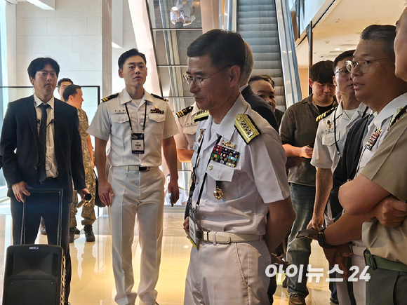 김경률 해군참모총장이 17일 서울 용산 서울드래곤시티에서 진행된 'AI 대전환으로 완성하는 AI 유&middot;무인 복함 첨단해군 : 2026 해군 지능정보화 정책발전 세미나(NIIPS)'에 참석하고 있다. [사진=최란 기자]