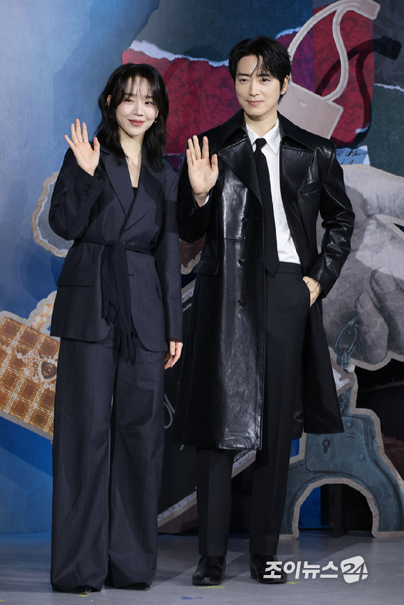 배우 신혜선, 이준혁이 10일 오전 서울 중구 장충동 앰배서더 서울 풀만 호텔에서 열린 넷플릭스 시리즈 '레이디 두아' 제작발표회에 참석해 포즈를 취하고 있다. [사진=문수지 기자]