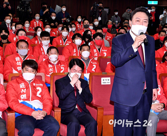 윤석열 제20대 대통령 당선인이 10일 새벽 서울 여의도 국회도서관에 마련된 '국민의힘 제 20대 대통령선거 개표상황실'을 찾아 당선 소감을 밝히는 가운데 이준석 당대표와 안철수 국민의당 대표가 자리하고 있다. [사진=김성진 기자]