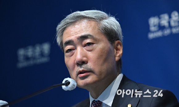 신현송 한국은행 총재가 16일 오전 서울 중구 한국은행에서 열린 금융통화위원회 통화정책방향 기자간담회에서 발언하고 있다. [사진=사진공동취재단 ]