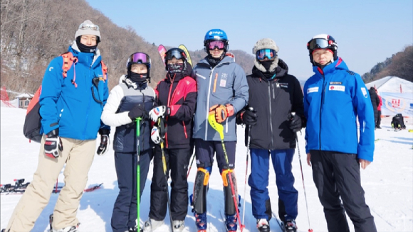 한국 알파인 스키 '간판 스타' 정동현이 지난 17일 열린 제104회 동계체전 알파인 스키 남자 일반부 회전에서 우승했다. 정동현이 경기를 마친 뒤 부모님을 비롯한 가족들과 함께 기념촬영하고 있다. [사진=미동부한인스키협회]