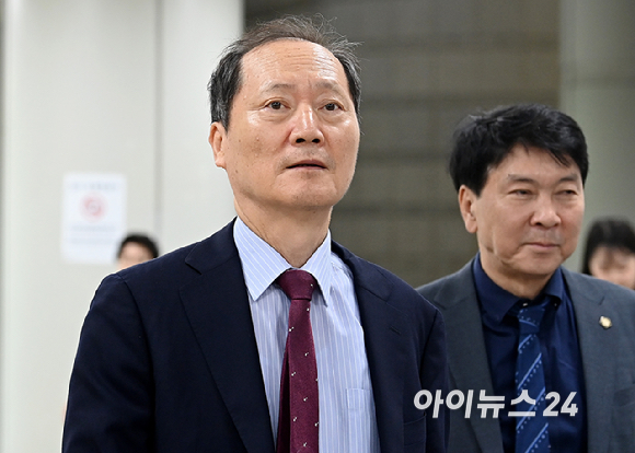 국회증언감정법 위반 혐의로 기소된 이완규 전 법제처장이 22일 오후 서울 서초구 서울중앙지법에서 열린 1심 선고 공판에 출석하고 있다. [사진=곽영래 기자]