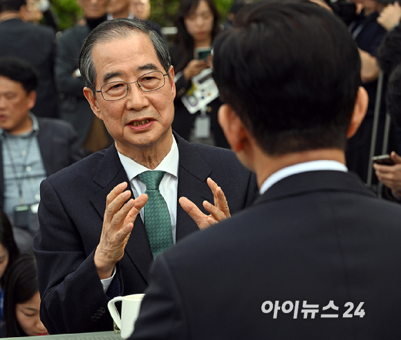 국민의힘 김문수 대선후보와 무소속 한덕수 대선 예비후보가 8일 서울 여의도 국회에서 후보 단일화와 관련해 회동하고 있다. [사진=곽영래 기자]