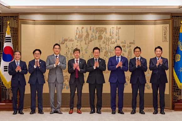 오픈AI 샘 올트먼 대표가 1일 용산 대통령실에서 이재명 대통령 접견 중 발언하고 있다. 이날 접견에는 이재용 삼성전자 회장과 최태원 SK그룹 회장도 참석했다. [사진=연합뉴스]